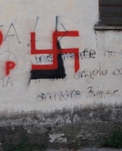 ok - Svastiche e scritte nazifasciste sui muri3